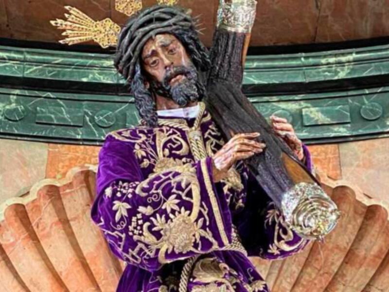 Estatua religiosa de un hombre vestido con vestimentas tradicionales, posiblemente un personaje histórico o divino, en un entorno arquitectónico.