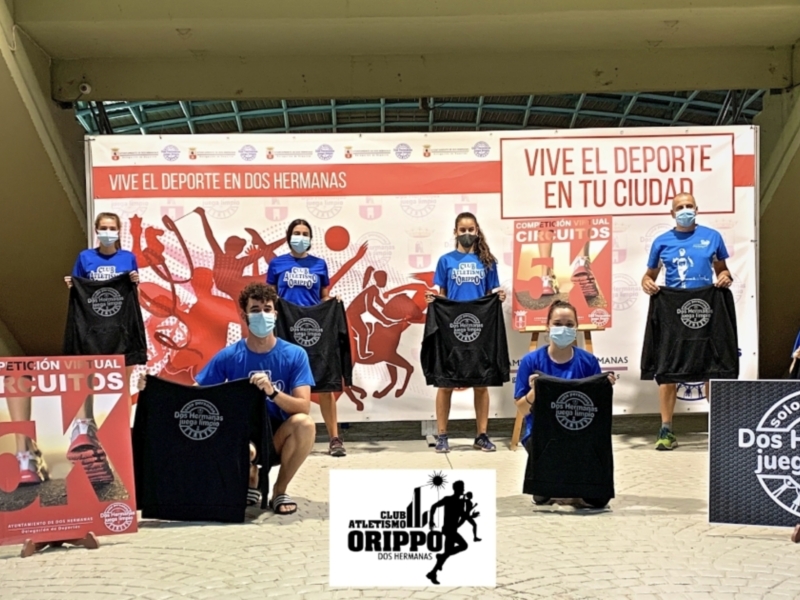 Equipo de atletismo celebrando en la presentación de la competición virtual de 5K en Dos Hermanas.