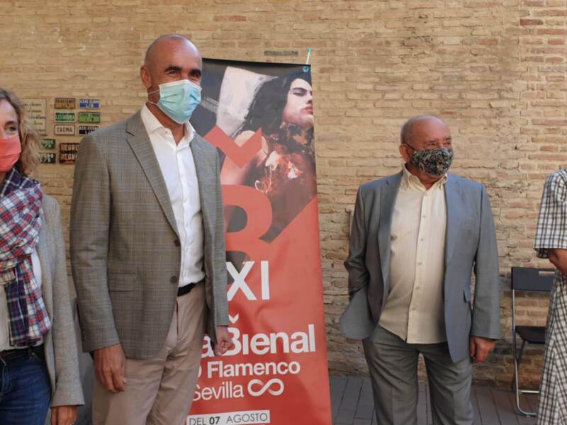 Presentación de la XI Bienal de Flamenco en Sevilla, con participantes en máscaras faciales.
