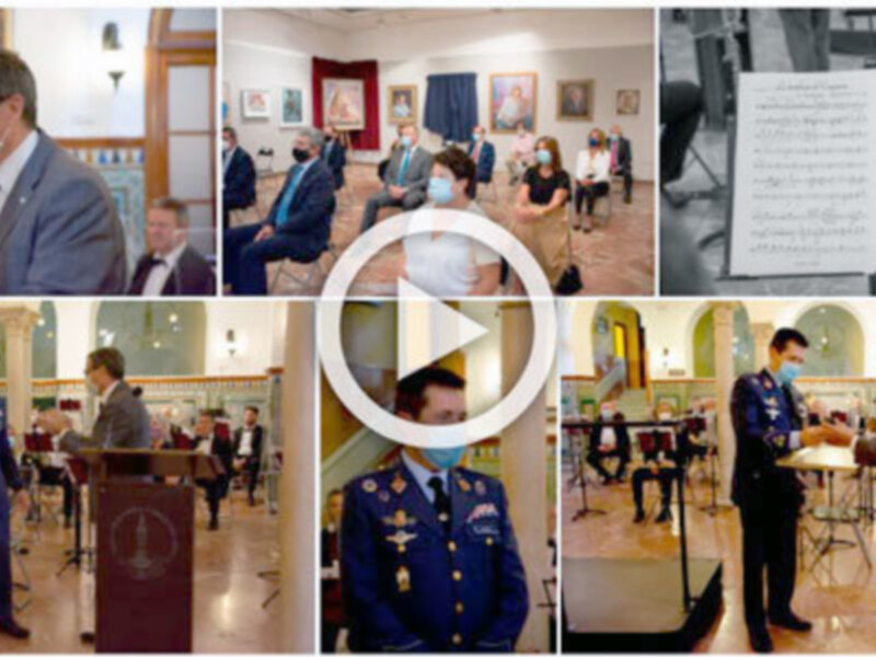 Celebración en un salón con música, discursos y entrega de medallas.
