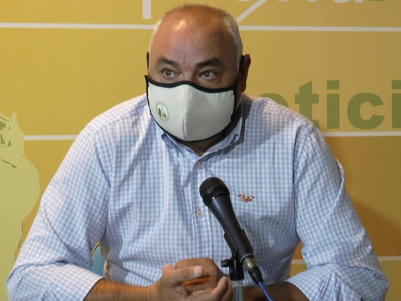 Hombre con mascarilla hablando en rueda de prensa.