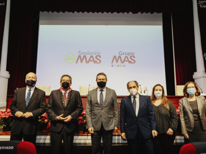 Conferencia en el Teatro Cajasol, con representantes de la Fundación Cajasol y Grupo MAS.