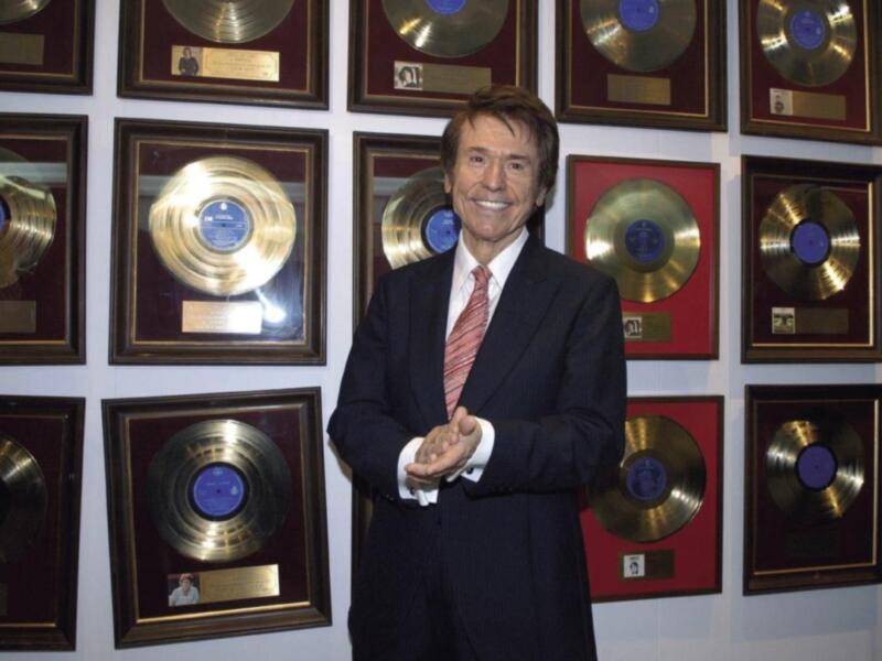 Cliff Richard posa junto a sus discos de oro en el Royal Albert Hall, Londres, 2000.