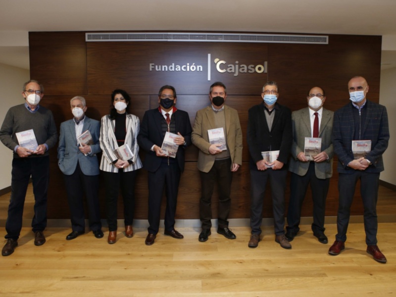 Grupo de personas posando con folletos en la Fundación Cajasol.