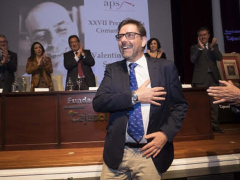 Celebración del XXVII Premio de Comunicación Fundación Cajacapital en un evento formal con aplausos y reconocimiento.