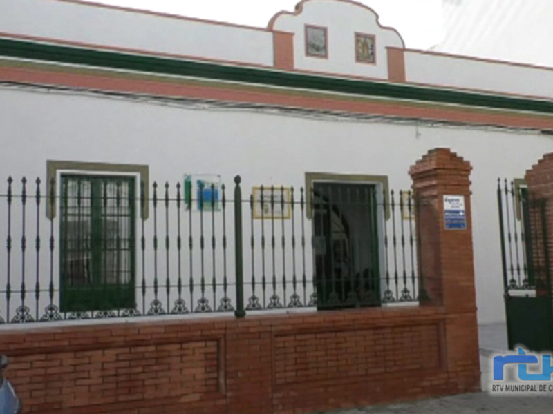 Fachada de una casa típica con detalles en blanco y rojo, típica de la región andaluza.