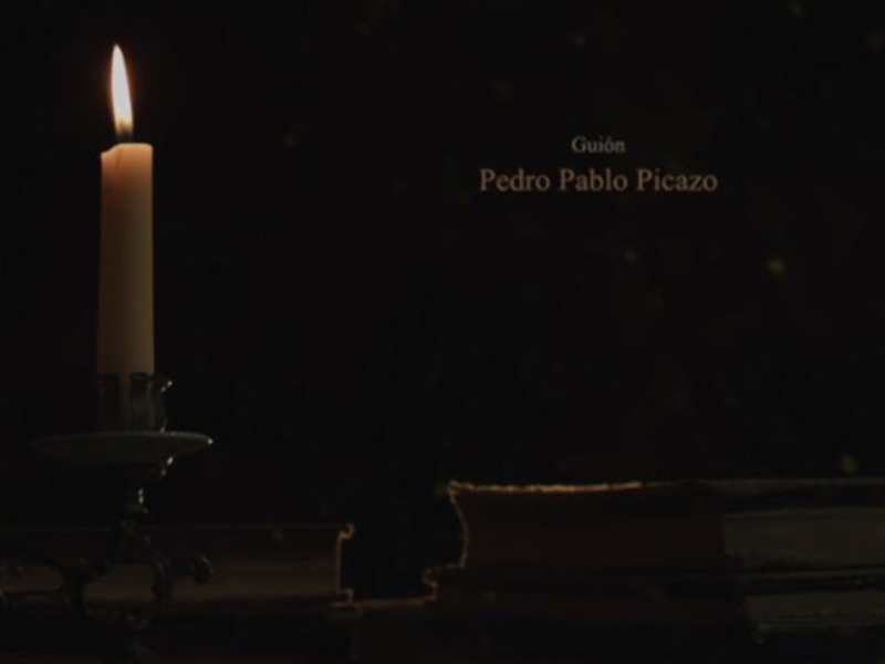 Una vela encendida en un candelabro de metal, rodeada por libros antiguos, en un entorno oscuro y misterioso. El texto 'Guión Pedro Pablo Picazo' se encuentra en la parte superior derecha de la imagen.