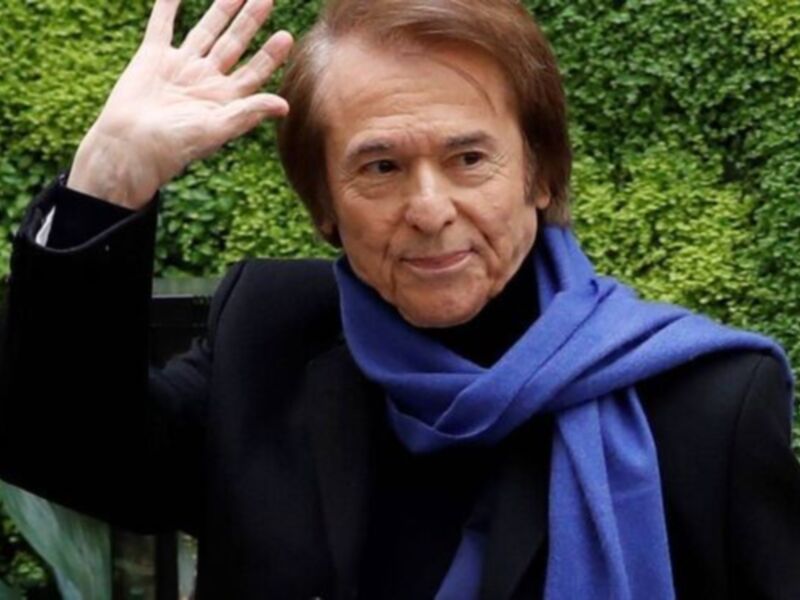 El cantante brasileño Roberto Carlos, conocido por sus éxitos musicales y su influencia en la música latinoamericana.