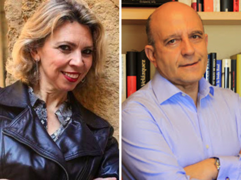 Retratos de dos personas, una con chaqueta de cuero y la otra con camisa azul, frente a un fondo de libro y pared de piedra.