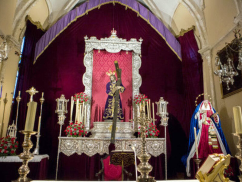 Altar con estatua de la Virgen del Carmen y ornamentos religiosos en un interior de iglesia.