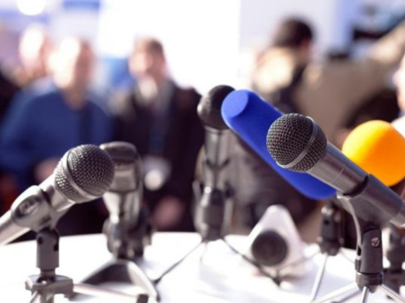 La APS reitera al Gobierno andaluz que las ruedas de prensa sean con preguntas y repreguntas en directo
