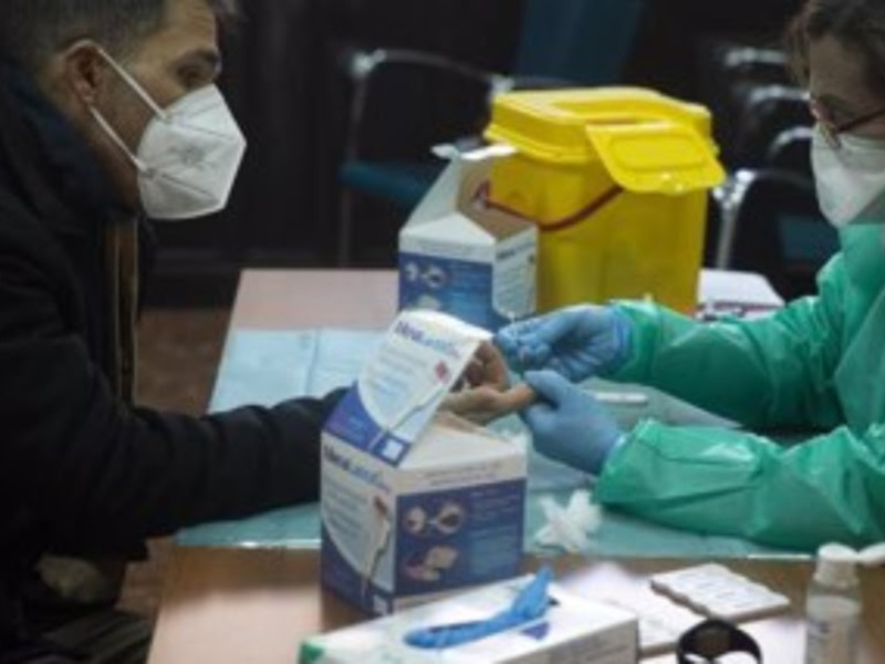 Colaboración médica durante una evaluación de pruebas de salud.