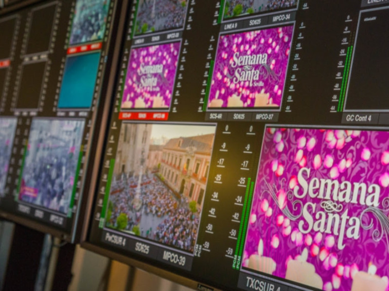 Monitor de producción de televisión con diferentes canales y programas en pantalla.