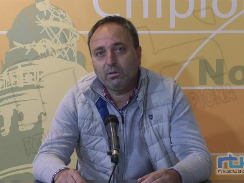 Entrevista en la RTV Municipal de Chipiona, con un fondo que incluye el logo de la emisora.