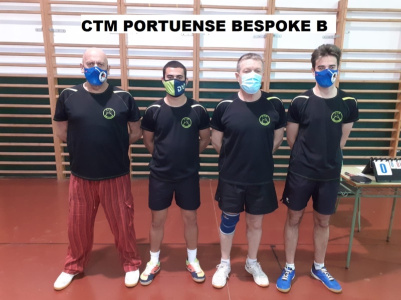 Equipo CTM Portuense B en una cancha de deporte, con uniformes y mascarillas.