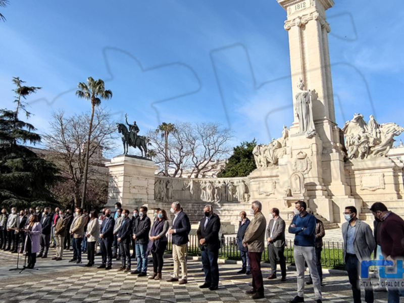 Celebración en Chipiona con una multitud en un monumento histórico bajo un cielo azul claro.