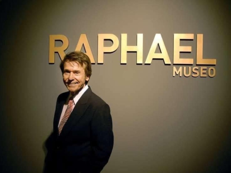 Raphael en el Museo Raphael, retrato de autoridad y elegancia.