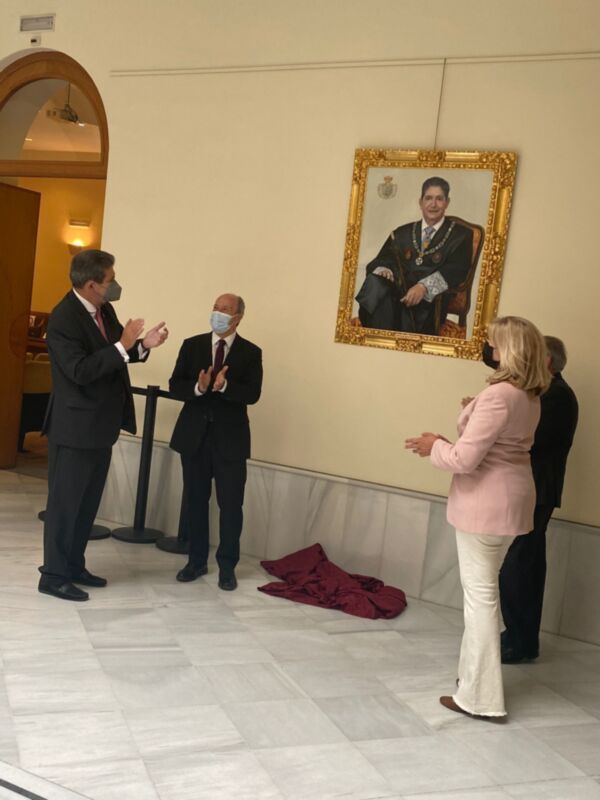 Inauguración de retrato oficial en ceremonia con autoridades y máscaras faciales.