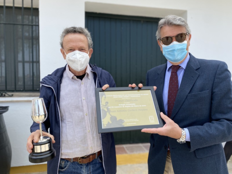 Entrega del primer premio en el VII Concurso de Mostos del Marco de Jerez a Juan Antonio Cordero Moyano.