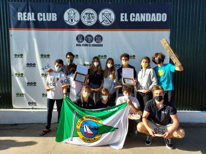 Equipo ganador del Real Club El Candado con el Club Náutico Sevilla, celebrando su victoria.