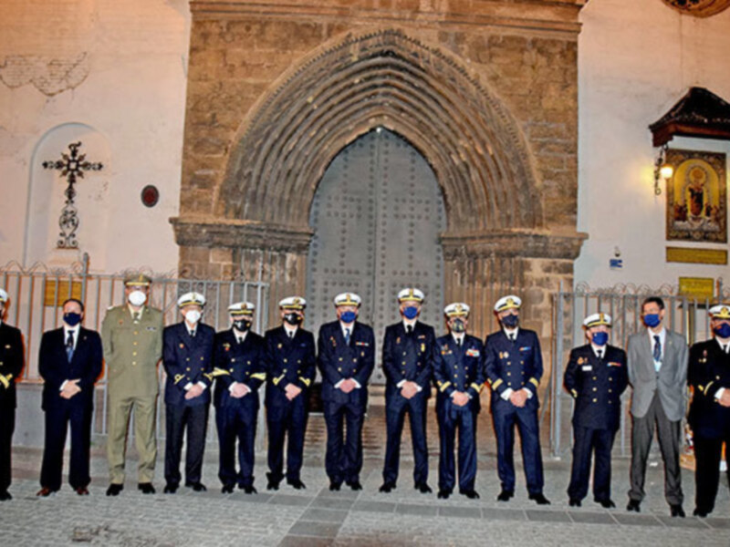 Oficiales uniformados posan frente a una arquitectura gótica en una ceremonia formal.