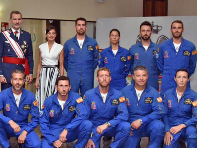 Grup de persones vestides amb uniforme de l'Exèrcit de l'Ària espanyol, amb un oficial en uniforme distintiu i una dona en vestit blanc.