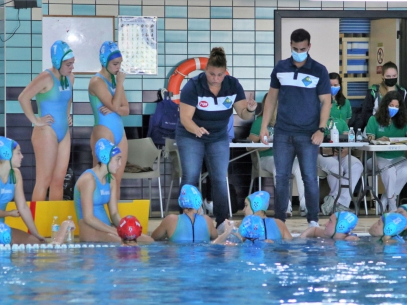 Equipo de waterpolo femenino en una reunión técnica antes del partido.