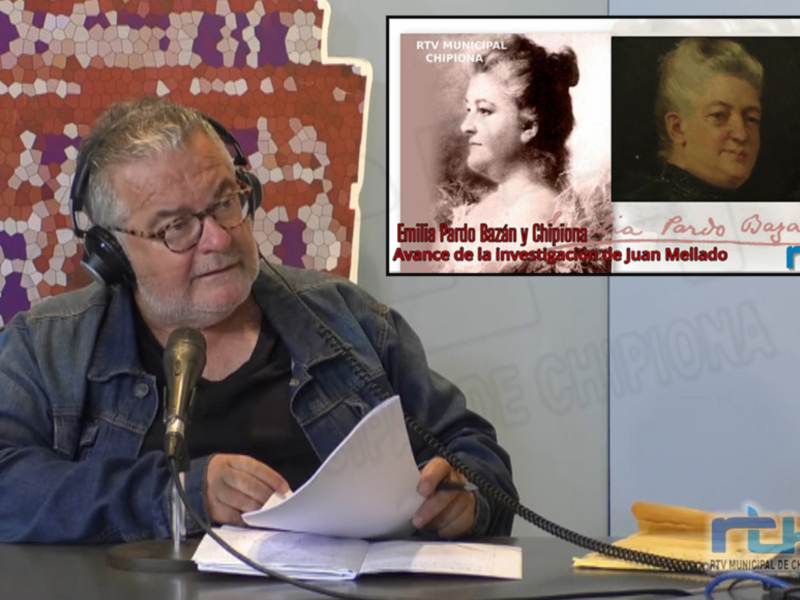Un hombre con auriculares y un micrófono, sosteniendo un papel, en un estudio de radio. En el fondo, dos retratos de mujeres antiguas. El texto en el estudio dice 'RTV MUNICIPAL CHIPIONA' y 'Avance de la investigación de Juan Mellado'.