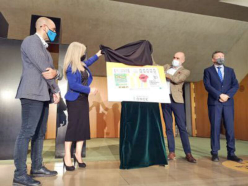 Presentación de un cartel en un evento formal con mascarillas, en un ambiente de conferencia.