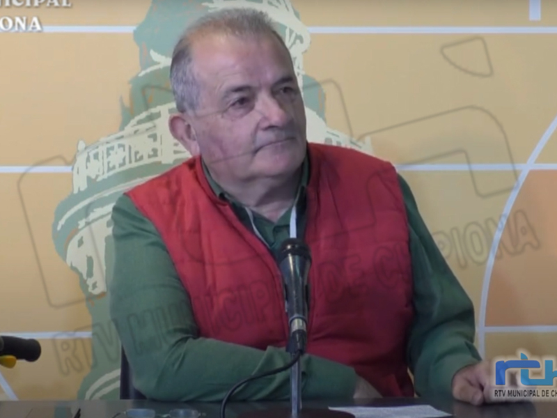 Persona hablando en una conferencia de prensa en RTV Municipal de Chipiona.