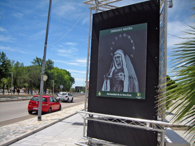 Cartel de la Virgen de la Esperanza en la Hermandad de la Vera Cruz, ubicado en una calle urbana.