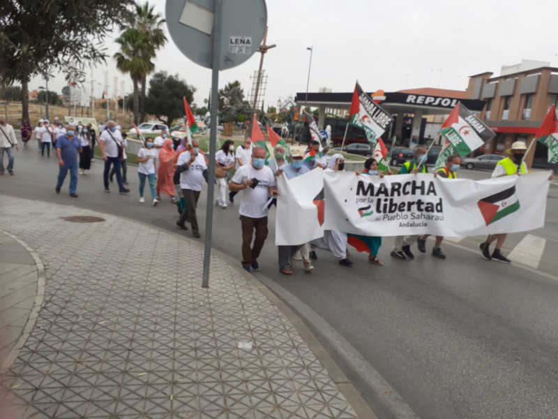 Marcha por la libertad del pueblo saharaui en Andalucía, con participantes portando banderas y pancartas.