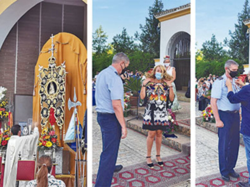 Una ceremonia religiosa en un templo, con personas participando en el acto. La imagen muestra detalles de la decoración y la atención a los detalles durante la celebración religiosa.