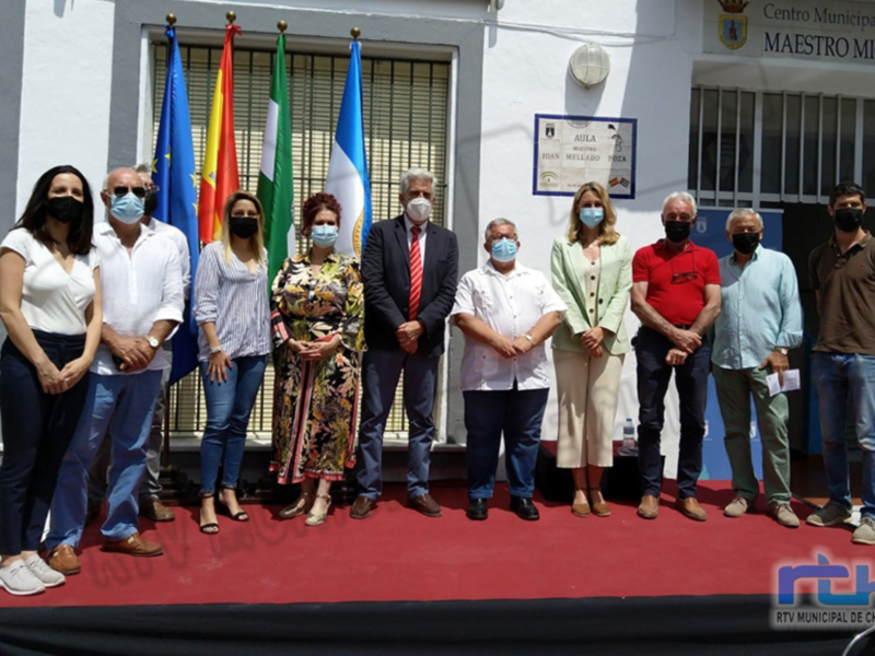 Presentación oficial en el Centro Municipal de Educación Maestro Miguel Espejo, Chipiona, con autoridades y representantes locales.