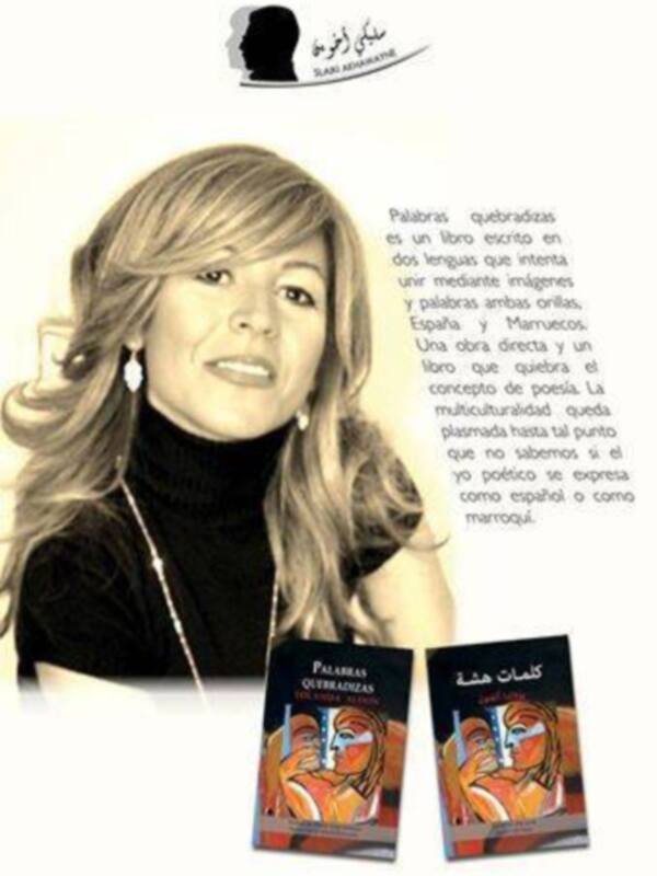 Autora con su libro 'Palabras quebradas', que explora la poesía bilingüe español-arabe.