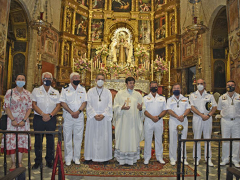 Celebración religiosa con uniformes militares y sacerdotes en un interior ornado con dorado y altares.
