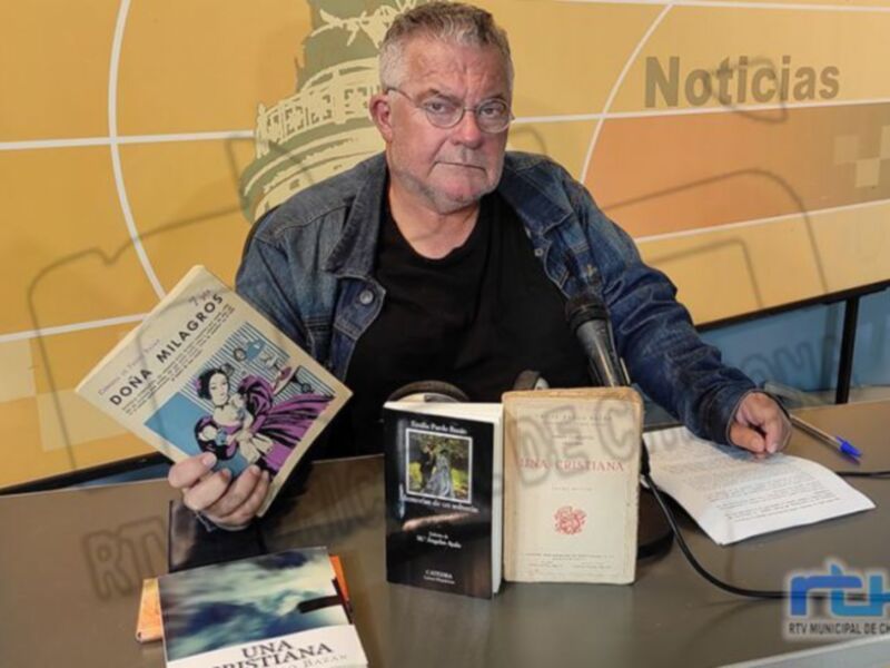 Entrevista con autor y escritor, presentando sus libros sobre religión y superhéroes.