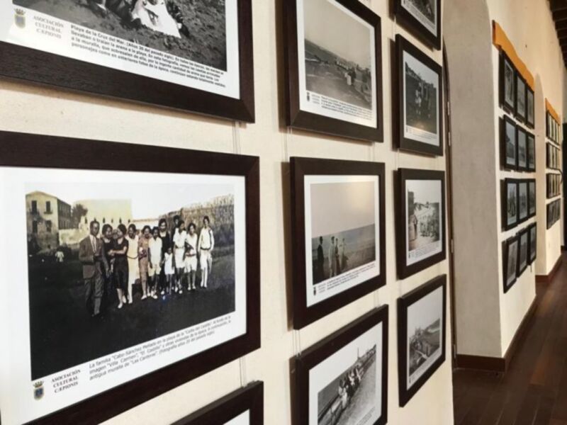 Exposición de fotografías históricas enmarcadas en una pared de un museo, con textos explicativos en español.