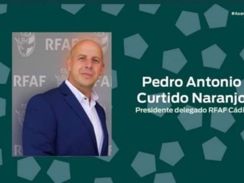 Pedro Antonio Curtido Naranjo, Presidente delegado de RFAF Cádiz, en una presentación formal con un fondo verde y azul con el logotipo de la RFAF.