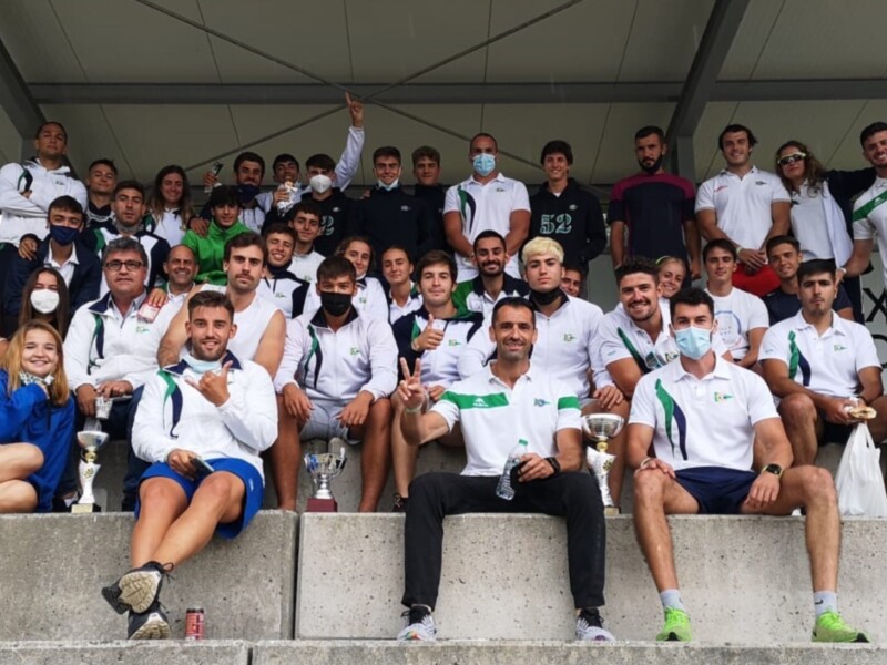Equipo deportivo celebrando en la gradas tras una victoria.