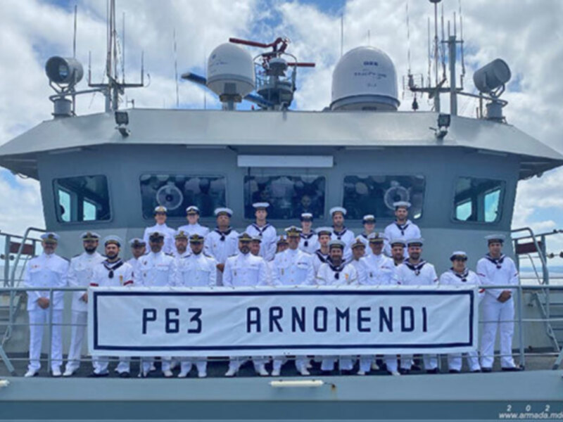 Tripulantes del barco de patrulla PG3 Arnomendí posando en su embarcación.