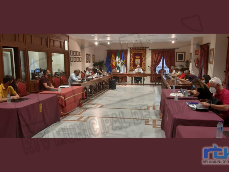 Reunión de trabajo en una sala de conferencias municipal.