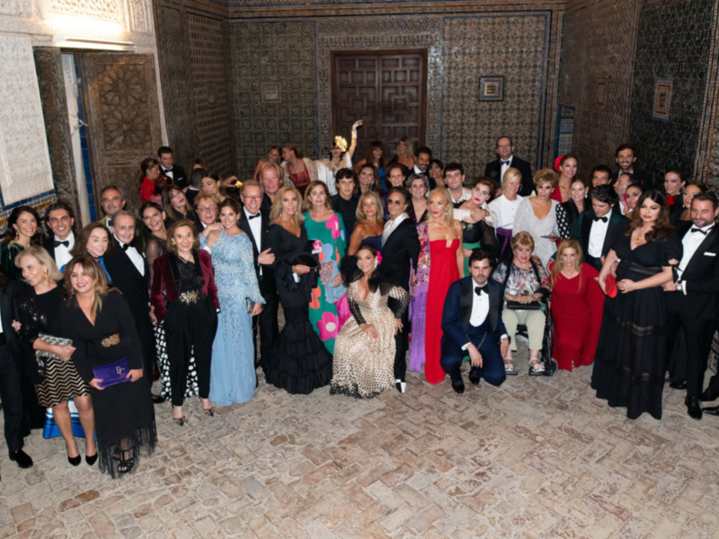 Gratuita de una reunión formal en un palacio con decoración tradicional, con invitados vestidos de noche.
