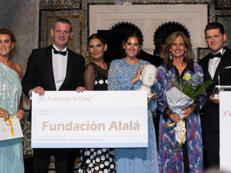 Premio Fundación 'la Caixa' a la Fundación Alalá en un evento formal.
