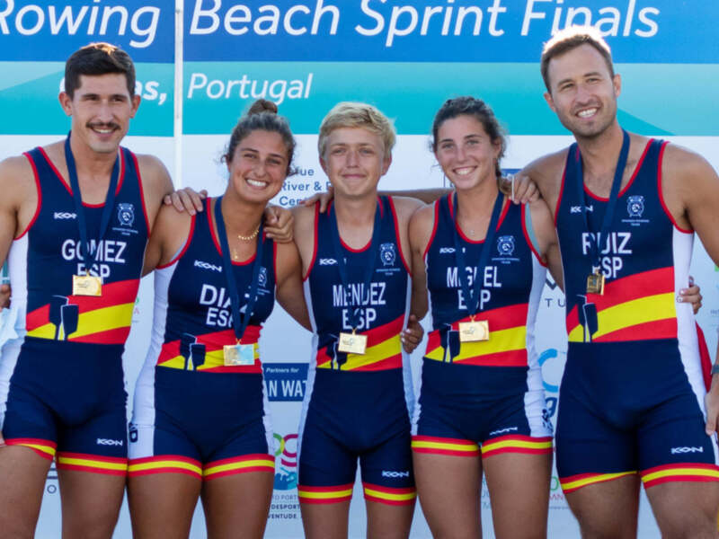 Equipo español de remo posa con medallas en el Campeonato Mundial de Remo en Portugal.