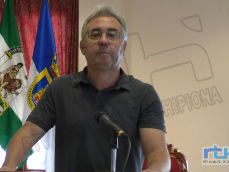 Pepe Mellado detalla las mejoras a realizar en las naves del antiguo mercado municipal con una inversión cercana a los 100.000 euros