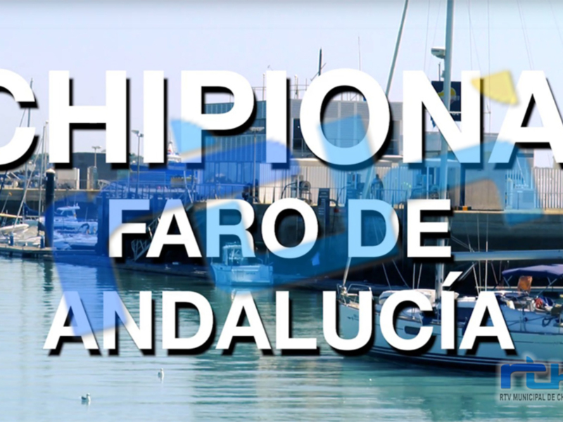 Puerto deportivo con embarcaciones y texto promocional de Chipiona, Andalucía.