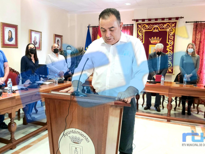 Un hombre habla desde un podio en una sala de reuniones del Ayuntamiento de Chipiona.