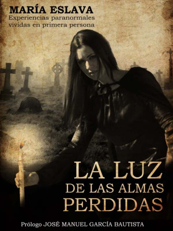 Portada del libro 'La Luz Perdida' de María Eslava, con una imagen de una mujer en un cementerio y el título en letras grandes en la parte inferior.