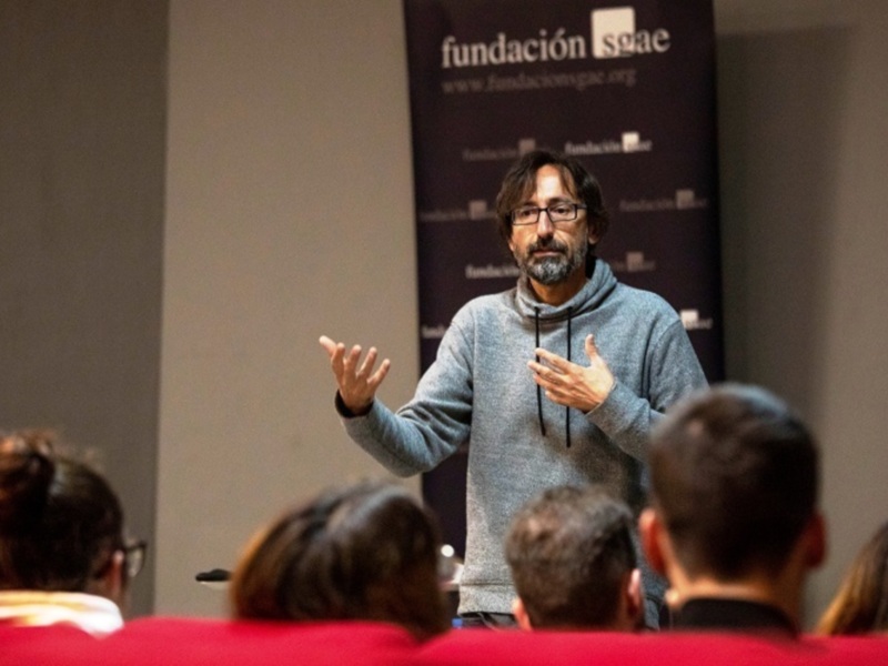 Persona dando una charla en un evento de Fundación SGAE.